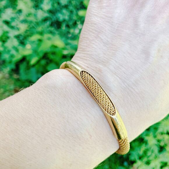 Vintage Avon Gold Tone Mesh Bracelet 1980s Signed Foldover Clasp Classic - Picture 4 of 13